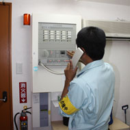 通話装置を使って、受信機と建物内に設置された各発信機間で連携をとります